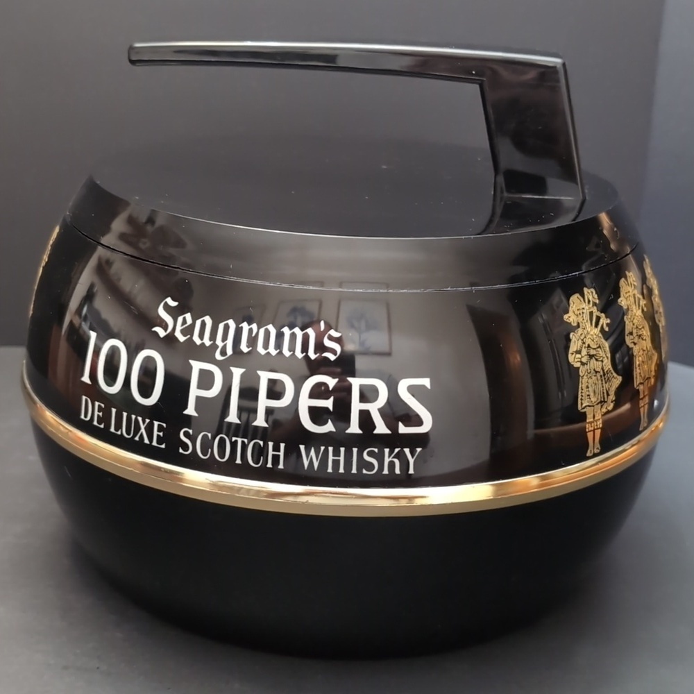 Seagram's 100 Piper's Deluxe Scotch Whisky Curling Stone Ice Bucket. - Picture 3 of 12